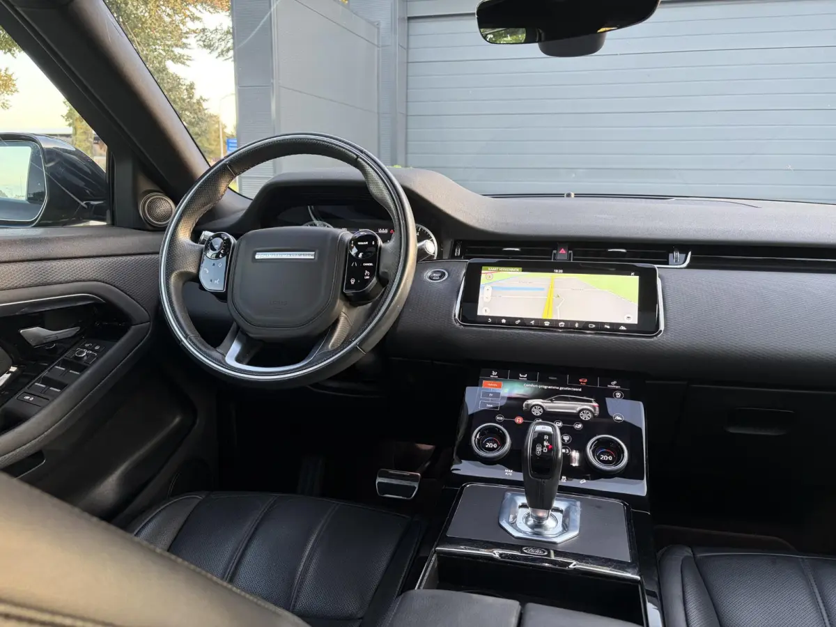 1.5 P300e AWD R-Dynamic HSE ✓2e Eigenaar✓Carplay✓Camera✓Navi✓Pano✓Leder✓Stoelverw-Stuurverw✓Clima✓Cruise✓Pdc V+A✓309pk✓Lm velgen✓Bj 11-2020✓N.A.P✓Nieuwe Apk bij
