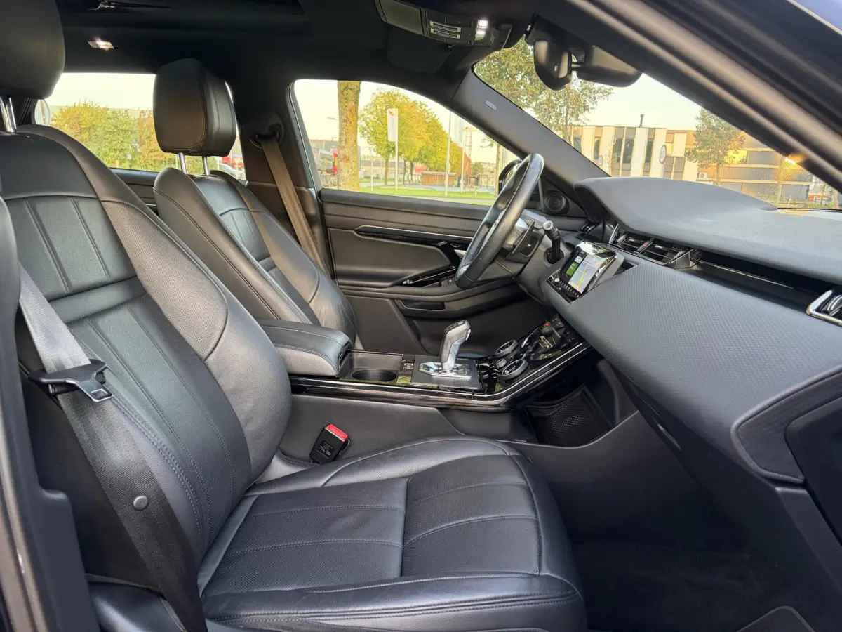 1.5 P300e AWD R-Dynamic HSE ✓2e Eigenaar✓Carplay✓Camera✓Navi✓Pano✓Leder✓Stoelverw-Stuurverw✓Clima✓Cruise✓Pdc V+A✓309pk✓Lm velgen✓Bj 11-2020✓N.A.P✓Nieuwe Apk bij
