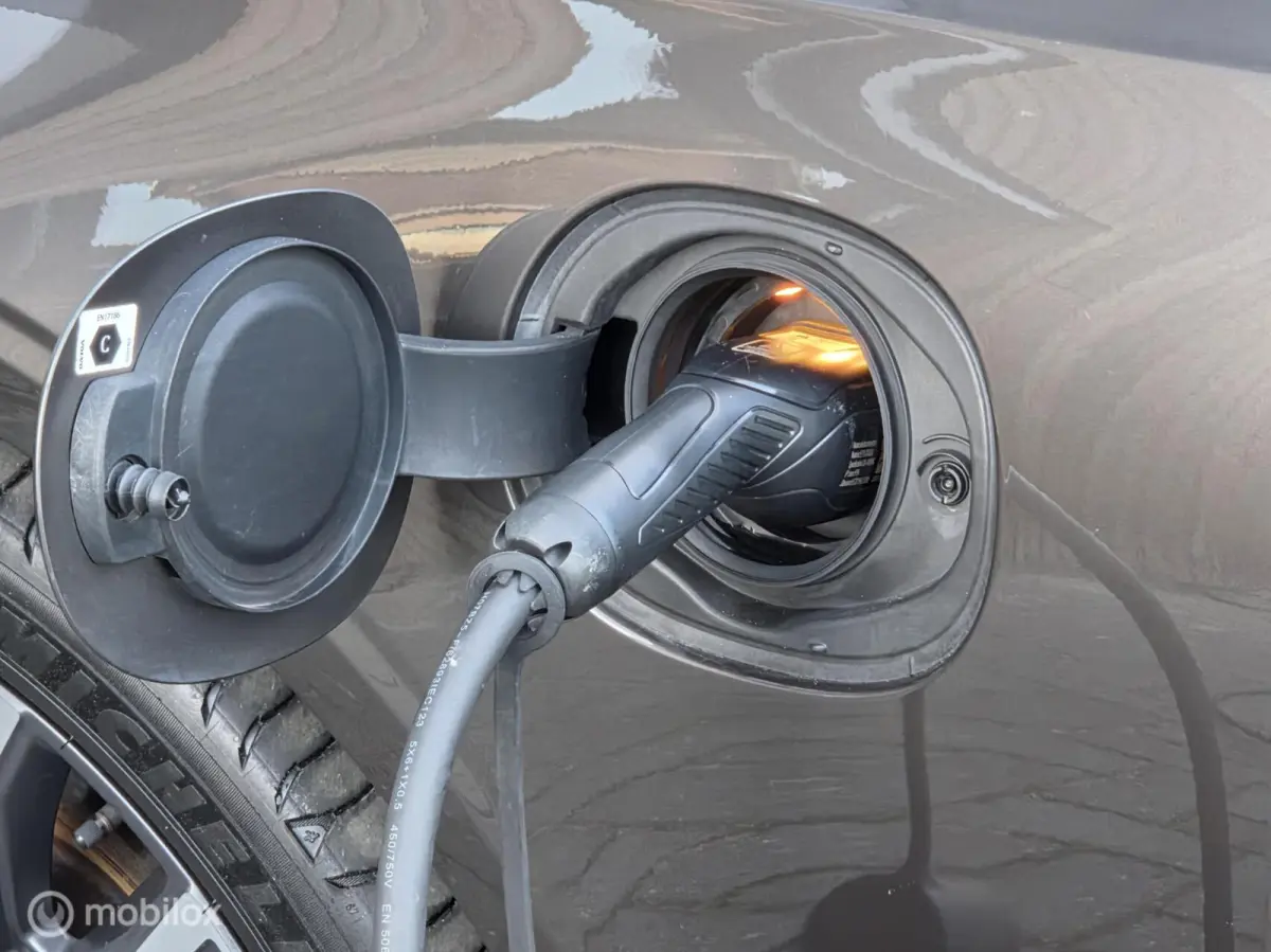 2.0 T6 RECHARGE AWD PANO HEAD-UP H&K 360CAM TREKHAAK