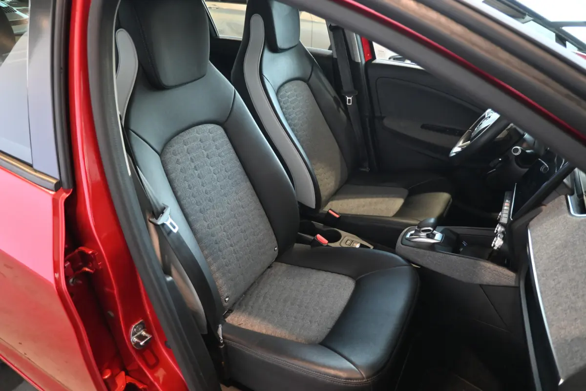 R135 Intens Business 52 kWh Nap! Bose SOH 83% Koop Accu Airco Cruise Camera Led Navi CarPlay 1e Eigenaar! 100% Onderhouden! Inruil Mogelijk!