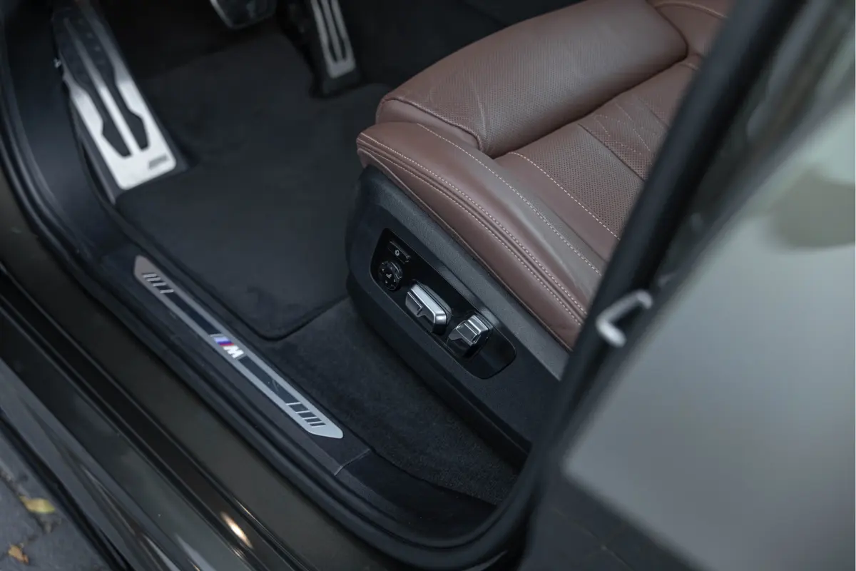 xDrive50e Launch Edition M-Sport Pro Bowers & Wilkins Sky Lounge Massage
