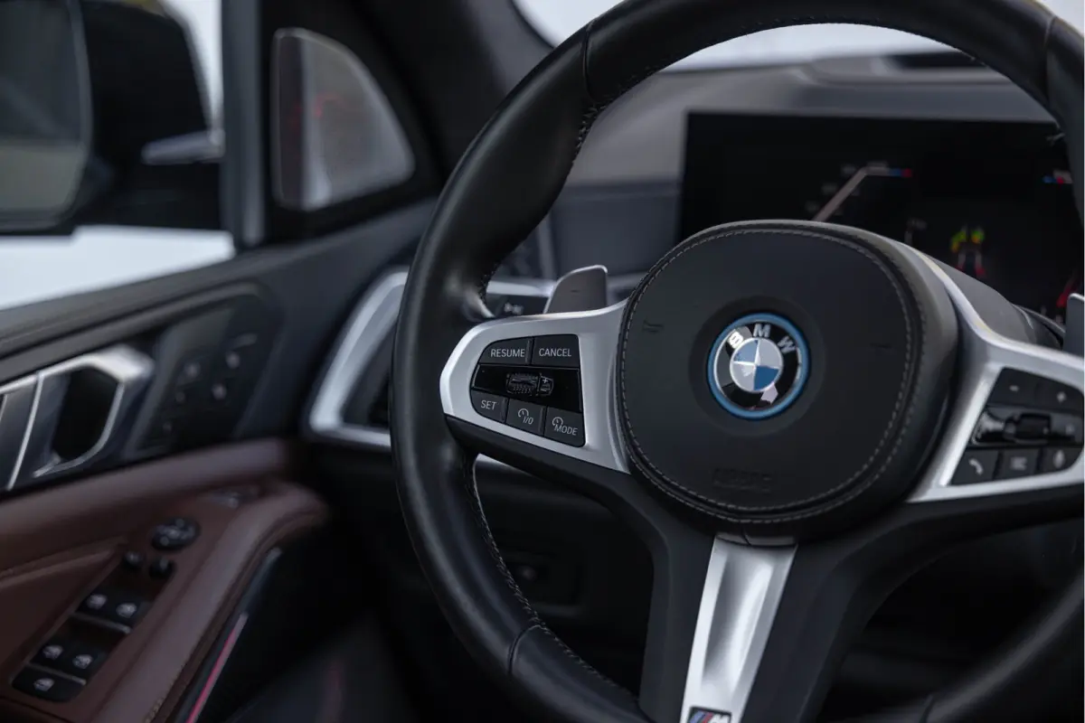 xDrive50e Launch Edition M-Sport Pro Bowers & Wilkins Sky Lounge Massage