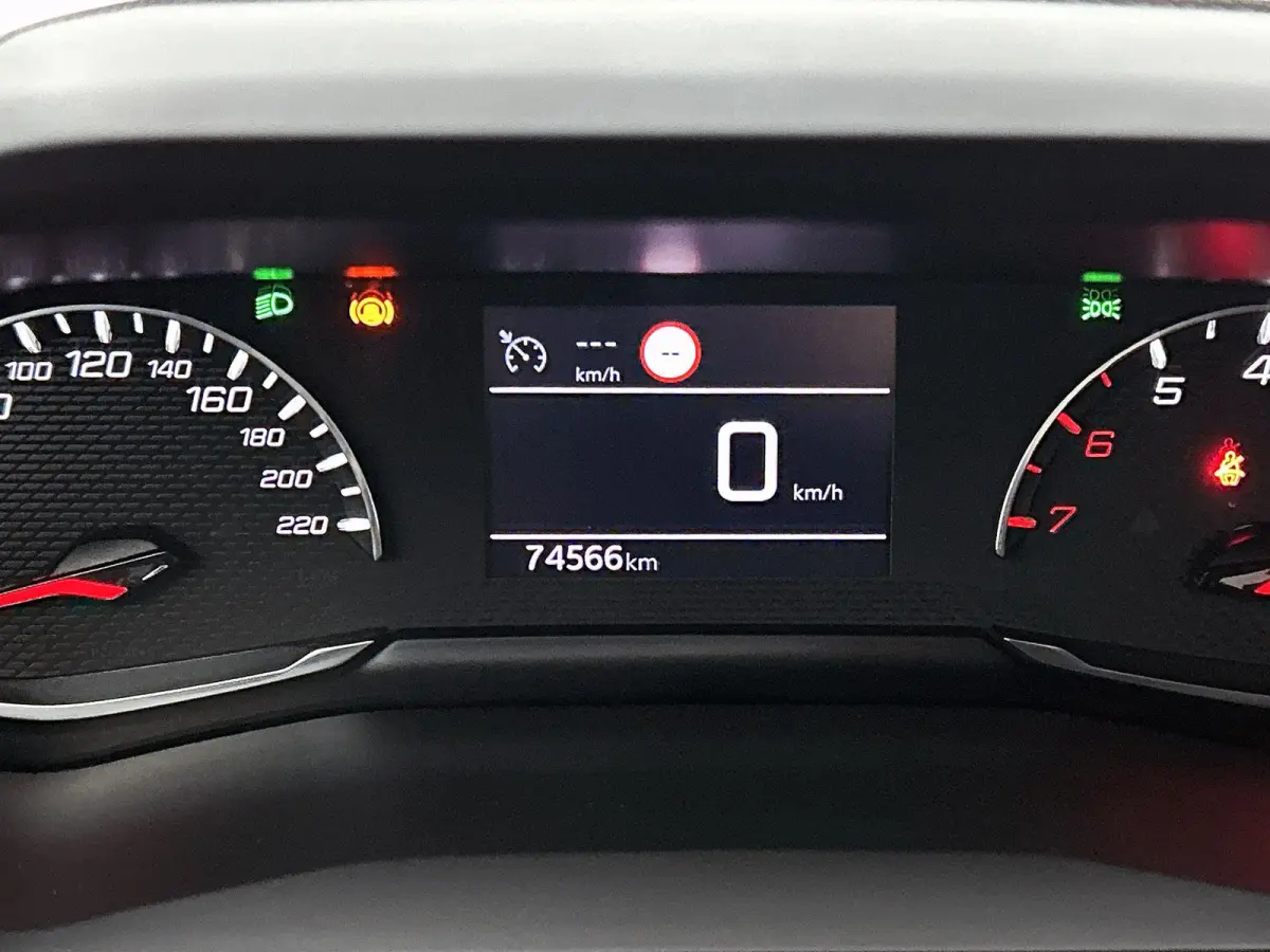 1.2 100pk Allure Pack | Trekhaak | Navigatie | Climate Control | Cruise Control | Camera | LED | 17"LMV | Apple Carplay/Android Auto |