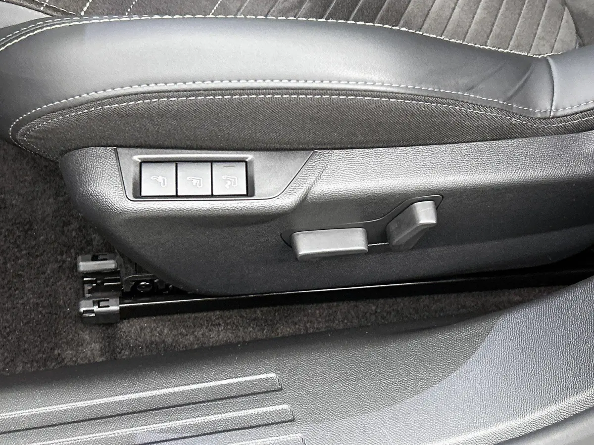 EV 156pk GT 54 kWh Automaat | 1ste Eigenaar | Schuif-/Kanteldak  | Camera v+a | Leder/Alcantara | Stoel elektrisch+verwarmd+massage | Full Led koplampen | Parkeersensoren v+a | Keyless | Ada