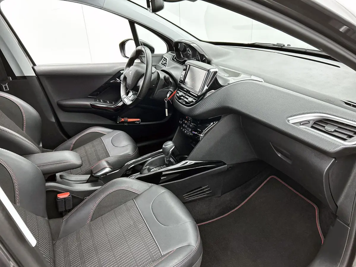 1.2 110pk GT-Line Automaat | Navigatie | Climate Control | Cruise Control | Camera | 17"LMV |