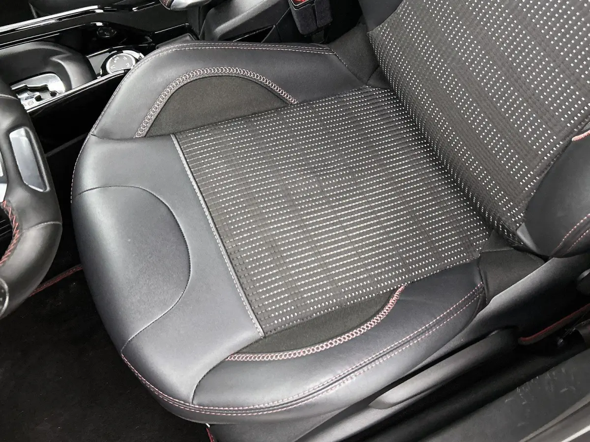 1.2 110pk GT-Line Automaat | Navigatie | Climate Control | Cruise Control | Camera | 17"LMV |