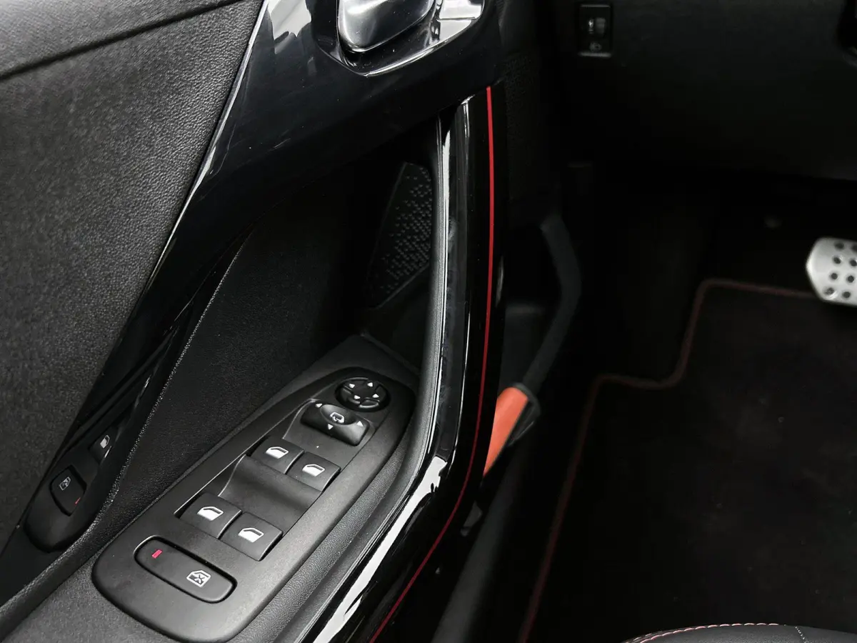 1.2 110pk GT-Line Automaat | Navigatie | Climate Control | Cruise Control | Camera | 17"LMV |