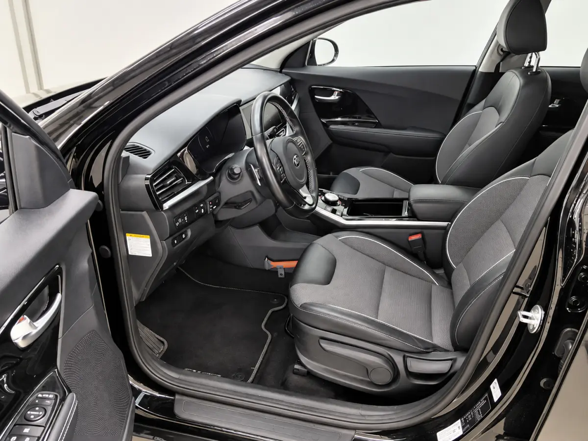 DynamicPlusLine 64 kWh | SOH 100% | 3 Fase laden | Schuif/kanteldak | Half Leder | Andriod Auto | Apple carplay | Navigatie