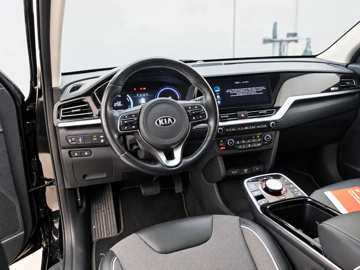 DynamicPlusLine 64 kWh | SOH 100% | 3 Fase laden | Schuif/kanteldak | Half Leder | Andriod Auto | Apple carplay | Navigatie