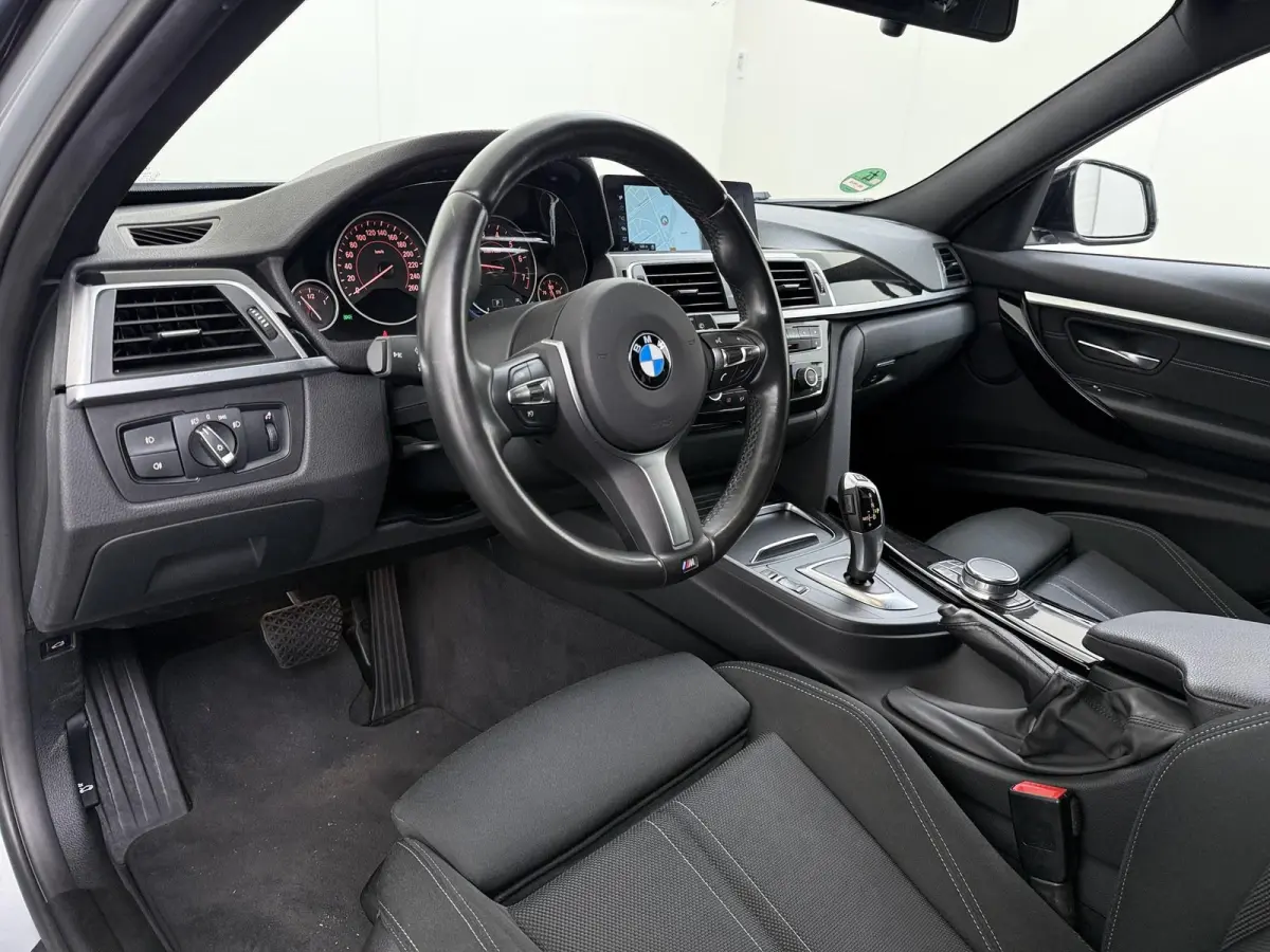 320i Executive