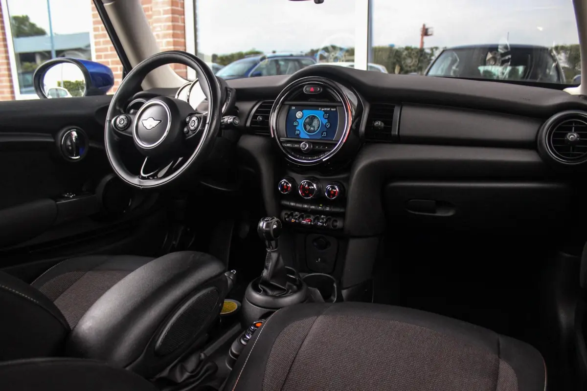 1.5 One Pepper | Dealer onderhouden | Origineel NL | Cruise control | Sportstuur | Navigatie | Climate control | Lichtpakket | Excitement pakket | Verkeersinformatie