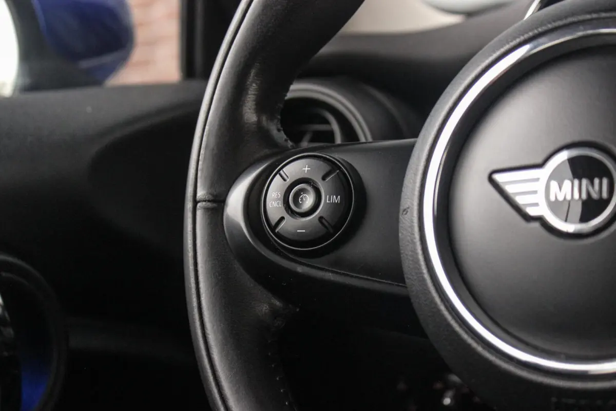 1.5 One Pepper | Dealer onderhouden | Origineel NL | Cruise control | Sportstuur | Navigatie | Climate control | Lichtpakket | Excitement pakket | Verkeersinformatie