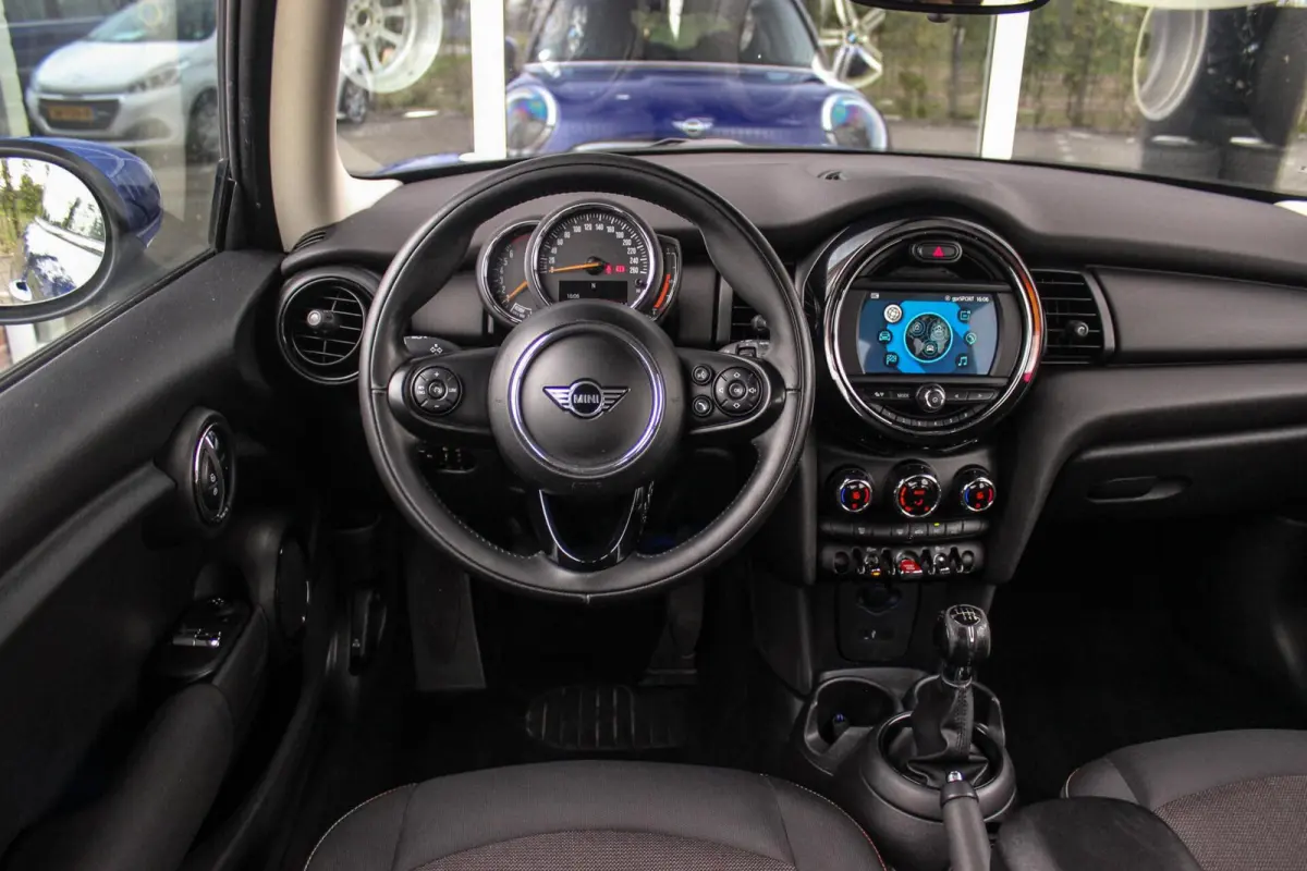 1.5 One Pepper | Dealer onderhouden | Origineel NL | Cruise control | Sportstuur | Navigatie | Climate control | Lichtpakket | Excitement pakket | Verkeersinformatie