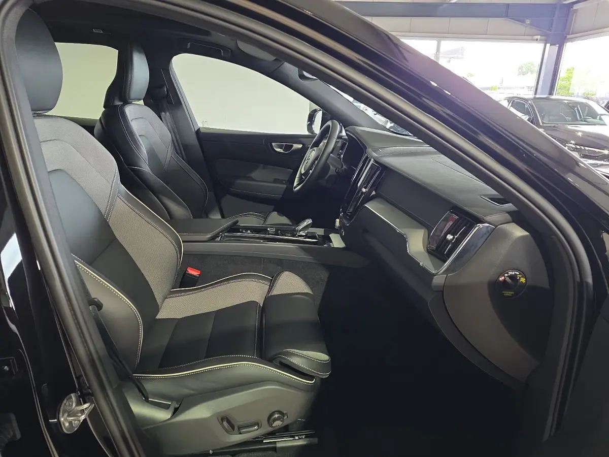 2.0 T8 Plug-in hybrid AWD BLACK EDITION (335kW/455PK) ** PANO, TREKH, ACC, HuD, 21-inch LMV ** 31k onder NP - UNFALLFREI ** ** INFORMEER OOK NAAR ONZE AANTREKKELIJKE FINANCIAL-LEASE TARIEVEN
