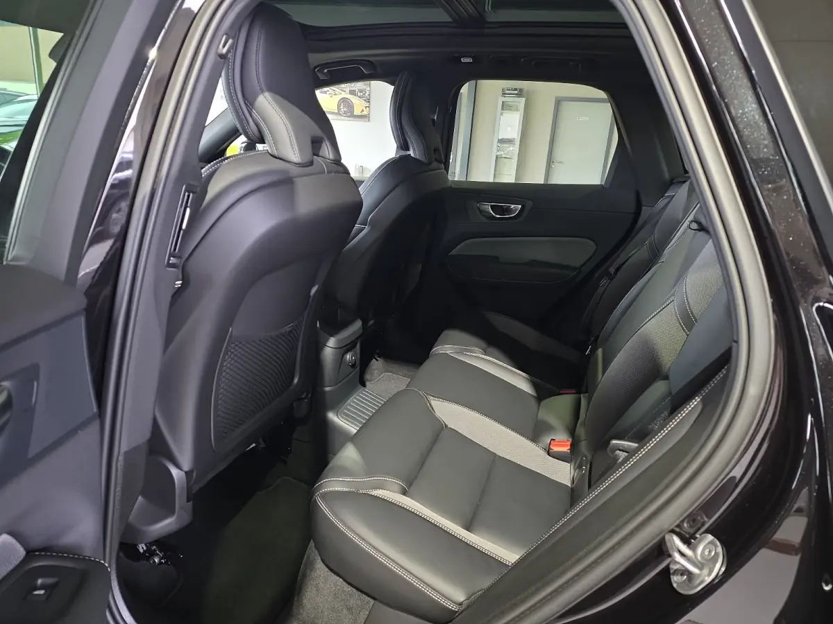 2.0 T8 Plug-in hybrid AWD BLACK EDITION (335kW/455PK) ** PANO, TREKH, ACC, HuD, 21-inch LMV ** 31k onder NP - UNFALLFREI ** ** INFORMEER OOK NAAR ONZE AANTREKKELIJKE FINANCIAL-LEASE TARIEVEN