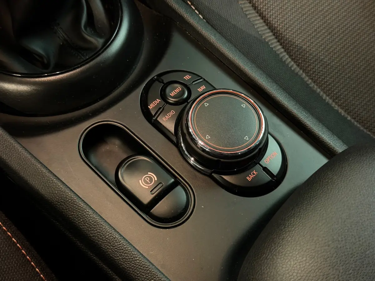 1.5 Cooper Business AIRCO/NAVI/CRUISE/PDC/ISOFIX/MULTIMEDIA/NAP/12-MND-GARANTIE