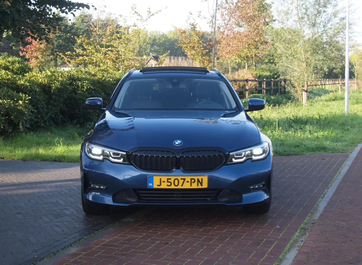 330e eDrive Touring 292 PK | plug-in Hybride | Leder interieur | Panoramadak | Camera | Apple Carplay |