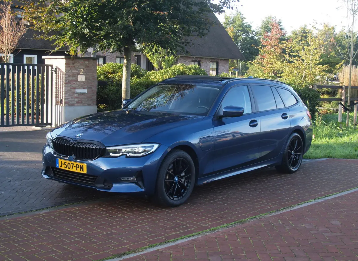 330e eDrive Touring 292 PK | plug-in Hybride | Leder interieur | Panoramadak | Camera | Apple Carplay |
