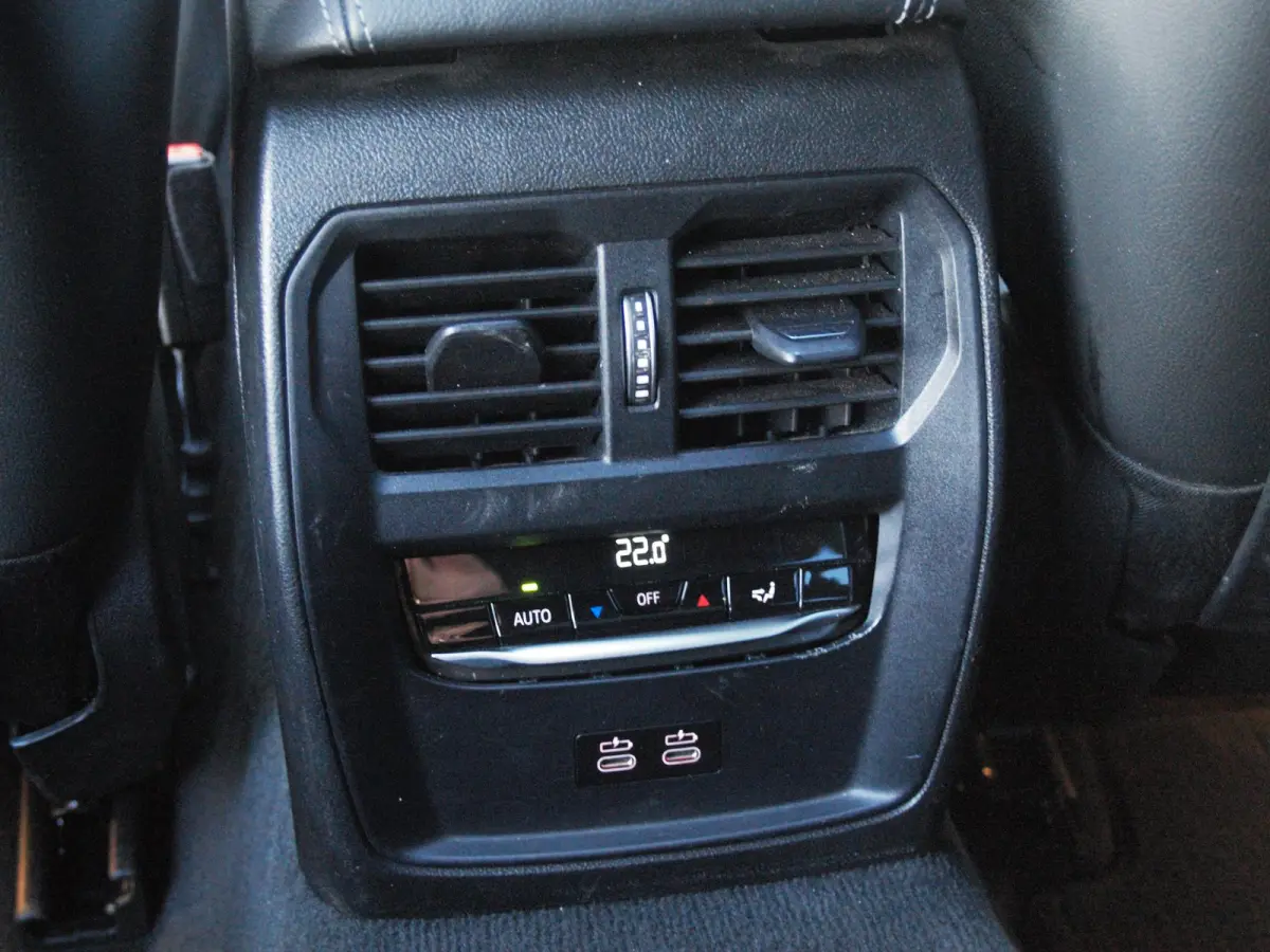 330e eDrive Touring 292 PK | plug-in Hybride | Leder interieur | Panoramadak | Camera | Apple Carplay |