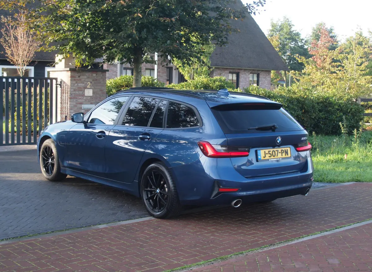 330e eDrive Touring 292 PK | plug-in Hybride | Leder interieur | Panoramadak | Camera | Apple Carplay |