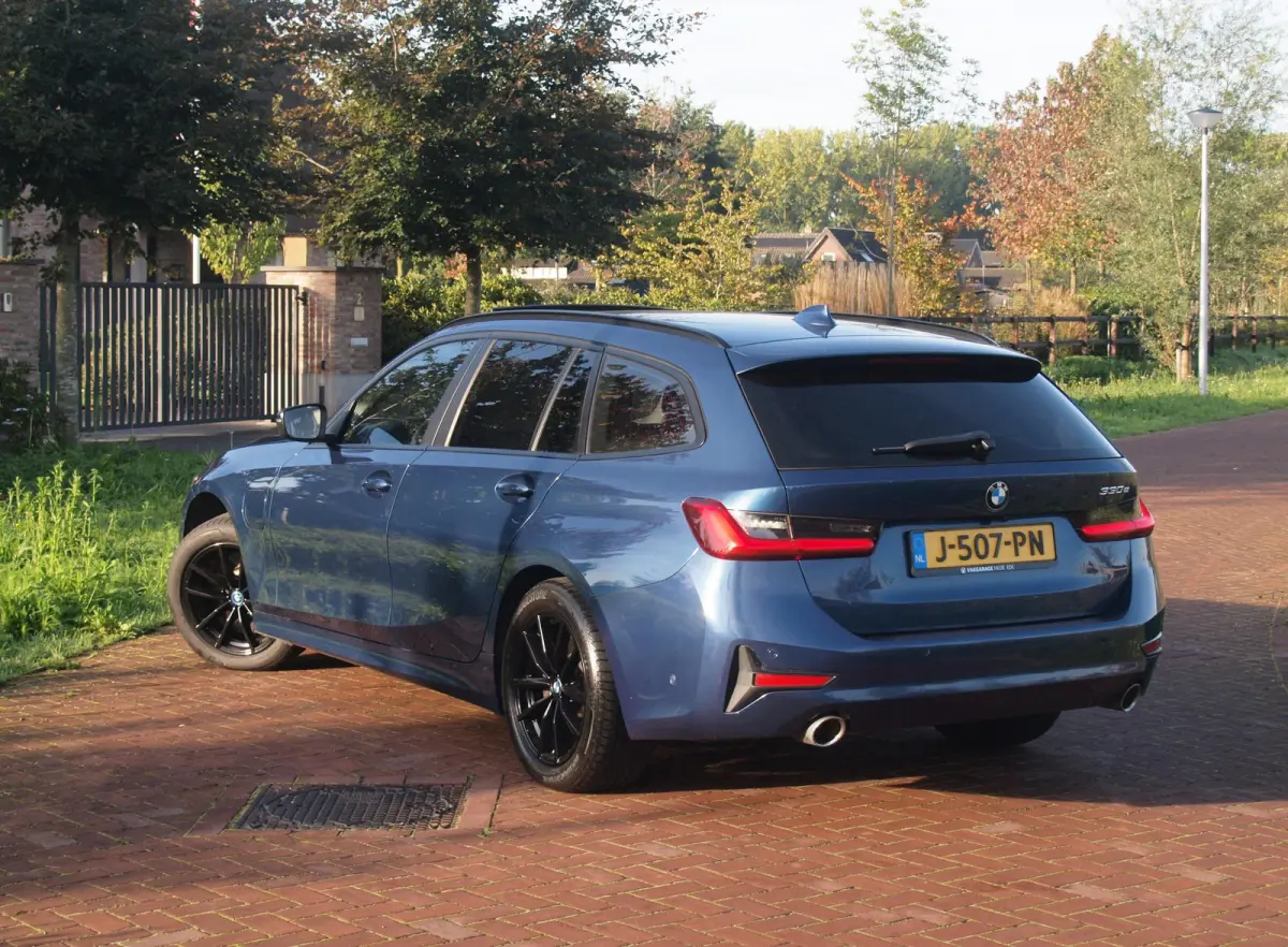 330e eDrive Touring 292 PK | plug-in Hybride | Leder interieur | Panoramadak | Camera | Apple Carplay |
