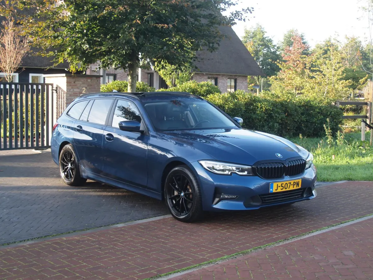 330e eDrive Touring 292 PK | plug-in Hybride | Leder interieur | Panoramadak | Camera | Apple Carplay |