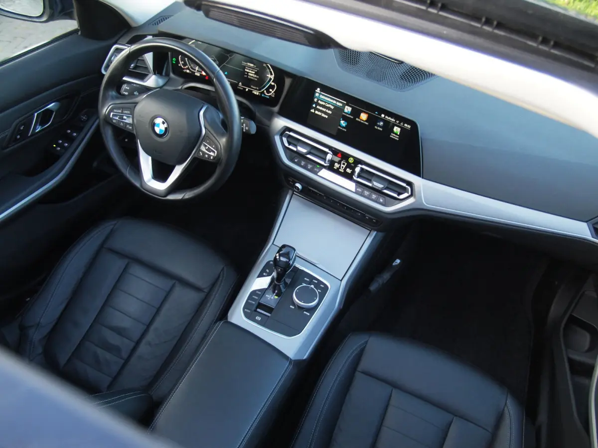 330e eDrive Touring 292 PK | plug-in Hybride | Leder interieur | Panoramadak | Camera | Apple Carplay |