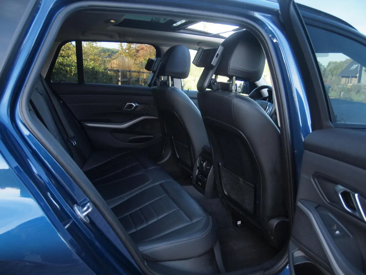 330e eDrive Touring 292 PK | plug-in Hybride | Leder interieur | Panoramadak | Camera | Apple Carplay |