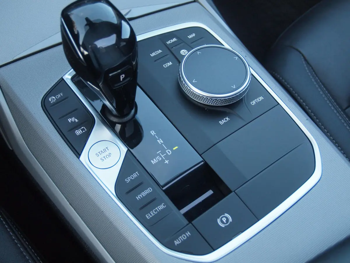 330e eDrive Touring 292 PK | plug-in Hybride | Leder interieur | Panoramadak | Camera | Apple Carplay |