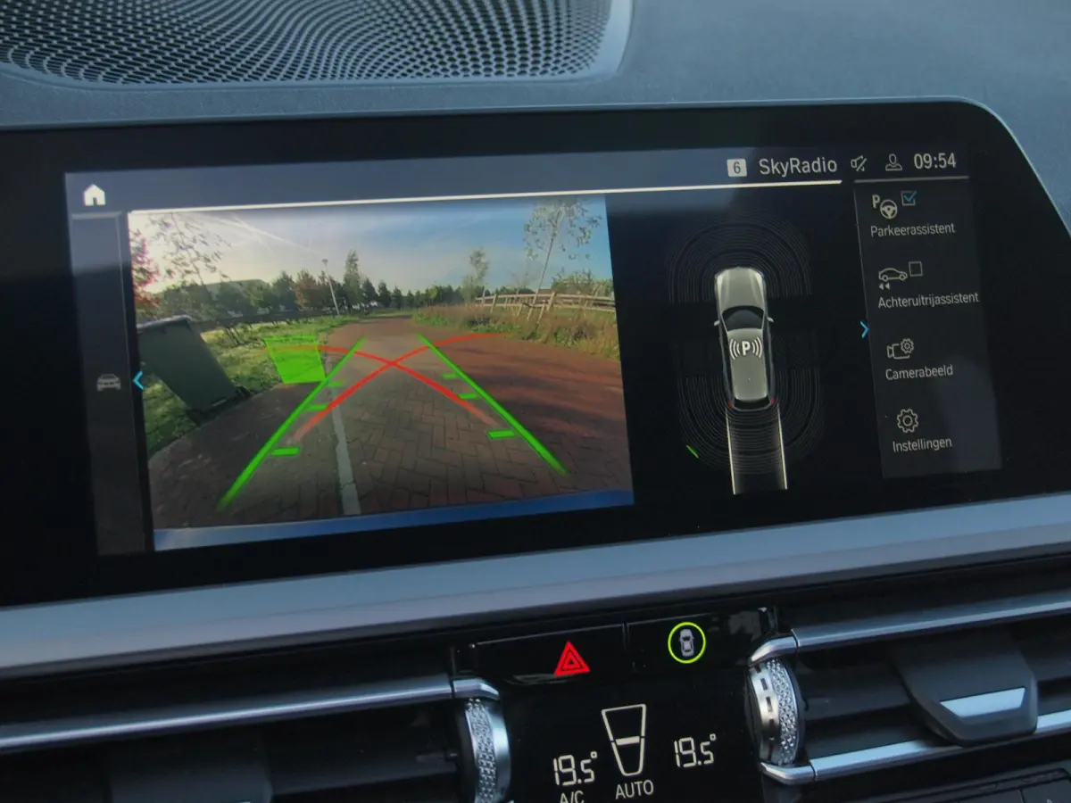 330e eDrive Touring 292 PK | plug-in Hybride | Leder interieur | Panoramadak | Camera | Apple Carplay |