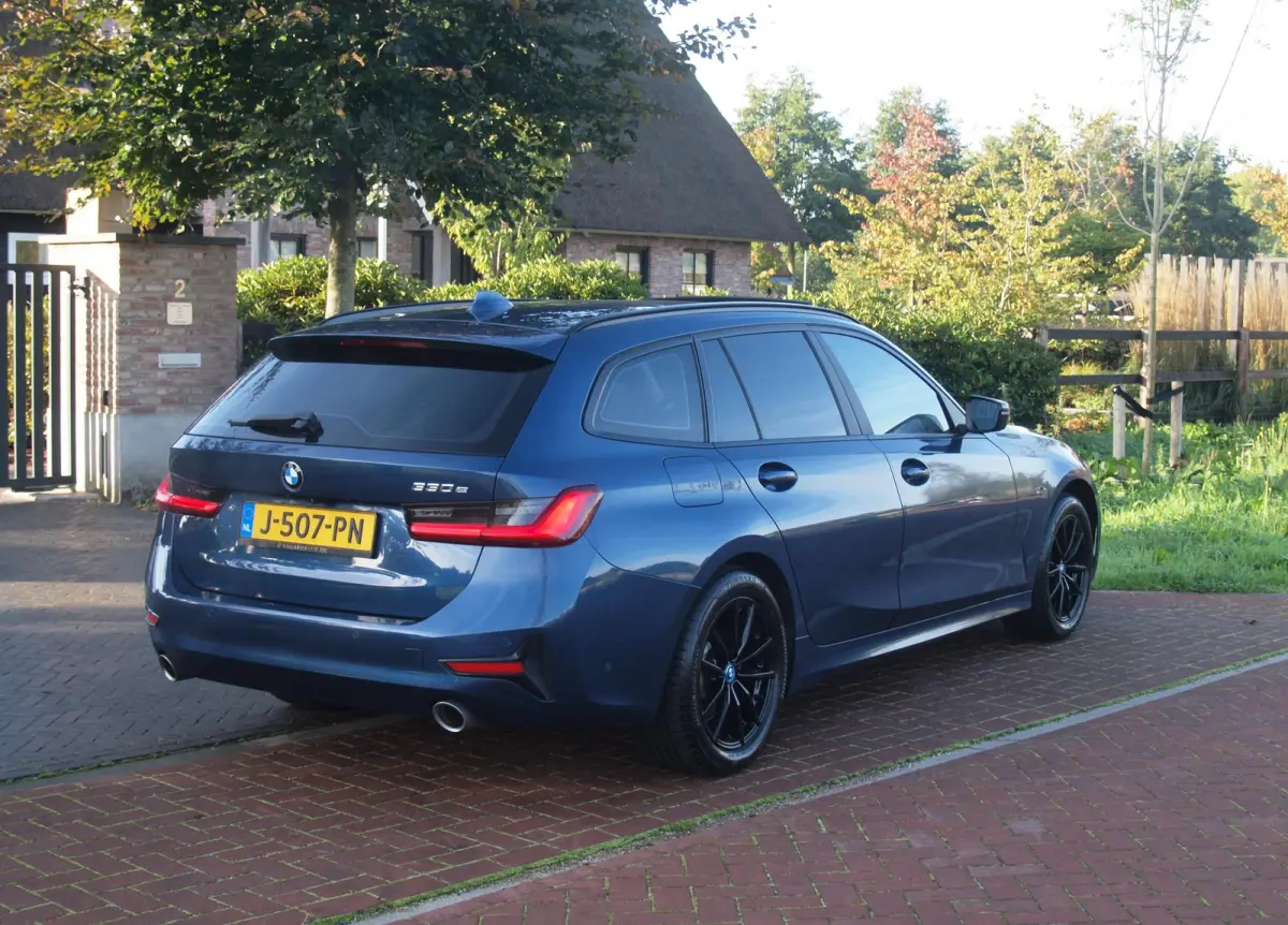 330e eDrive Touring 292 PK | plug-in Hybride | Leder interieur | Panoramadak | Camera | Apple Carplay |