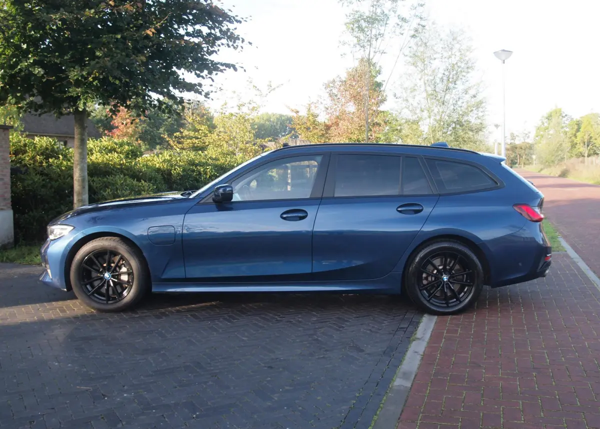 330e eDrive Touring 292 PK | plug-in Hybride | Leder interieur | Panoramadak | Camera | Apple Carplay |