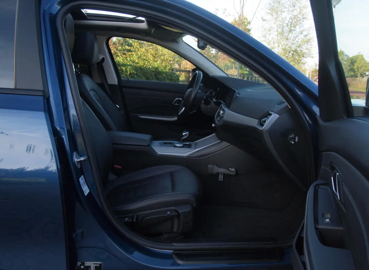 330e eDrive Touring 292 PK | plug-in Hybride | Leder interieur | Panoramadak | Camera | Apple Carplay |