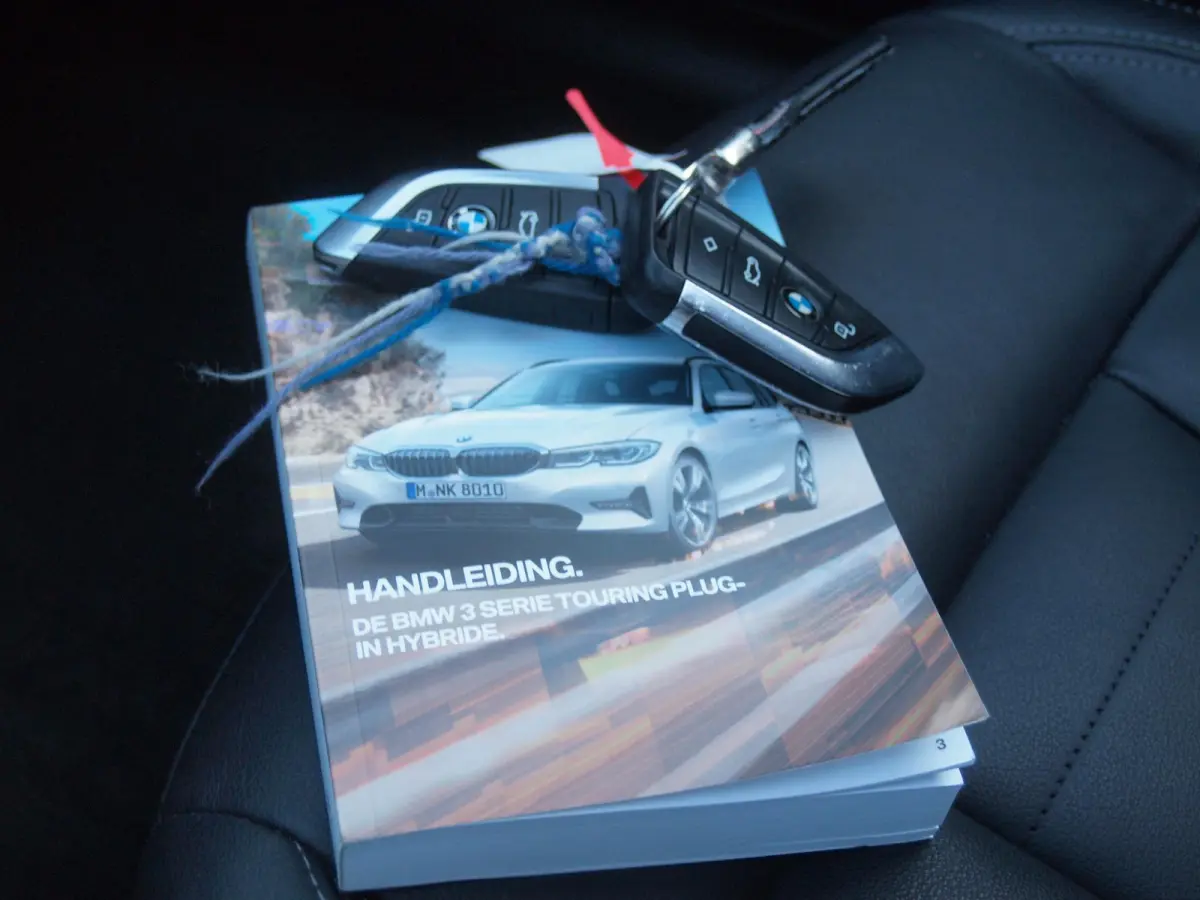 330e eDrive Touring 292 PK | plug-in Hybride | Leder interieur | Panoramadak | Camera | Apple Carplay |