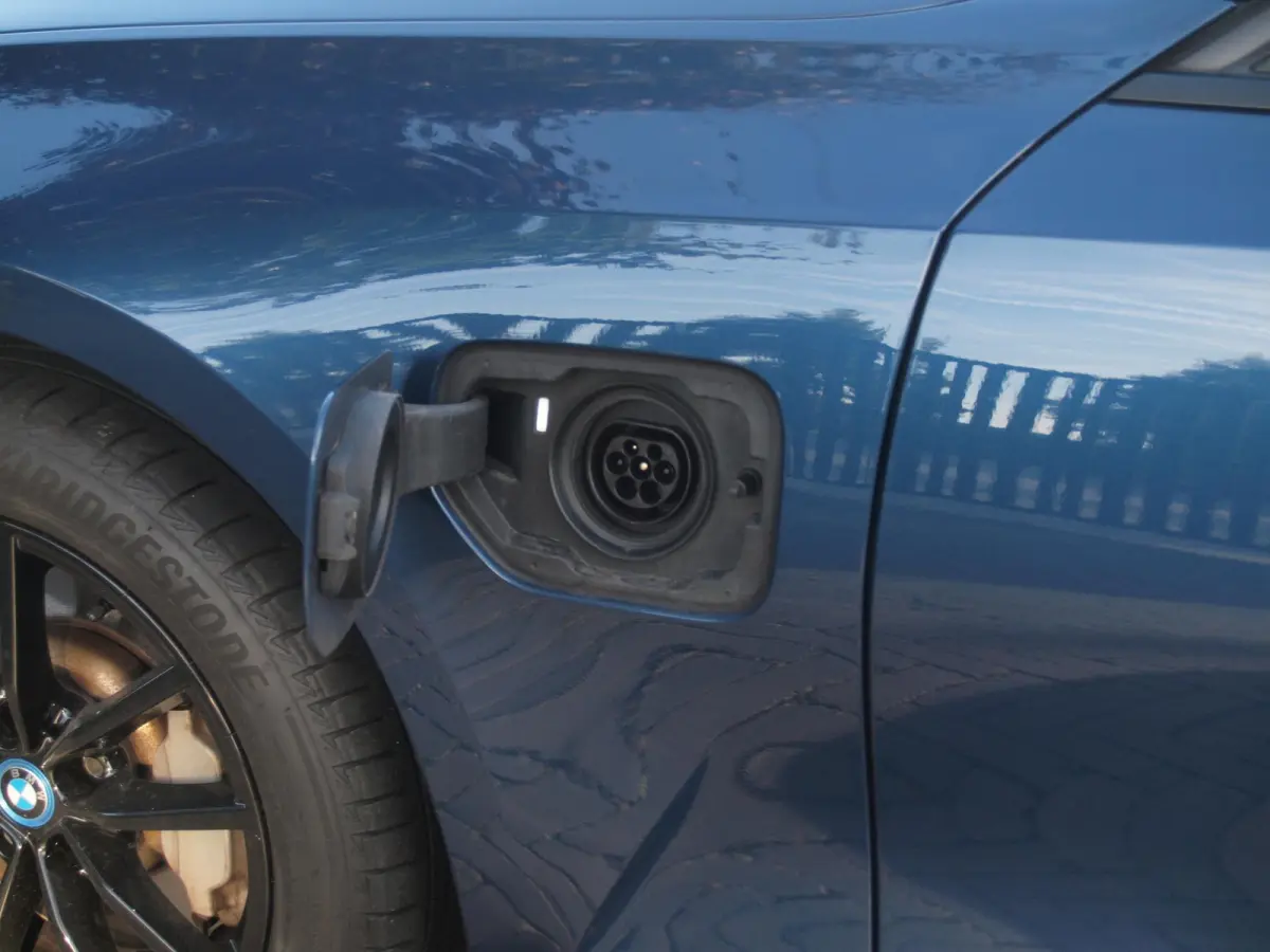 330e eDrive Touring 292 PK | plug-in Hybride | Leder interieur | Panoramadak | Camera | Apple Carplay |