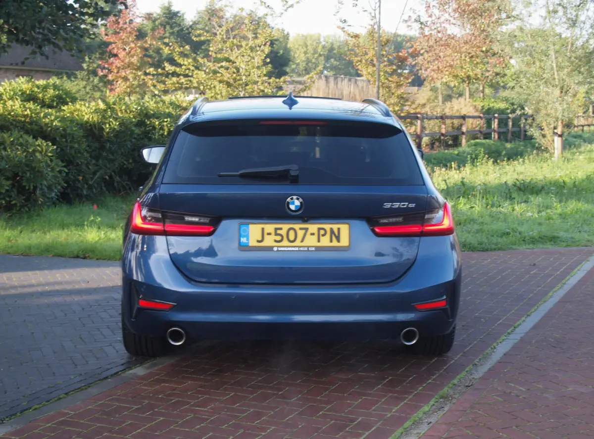 330e eDrive Touring 292 PK | plug-in Hybride | Leder interieur | Panoramadak | Camera | Apple Carplay |