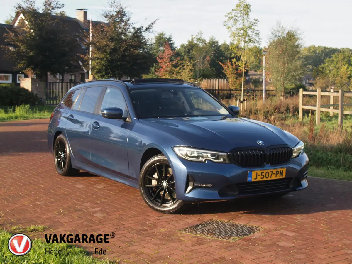 330e eDrive Touring 292 PK | plug-in Hybride | Leder interieur | Panoramadak | Camera | Apple Carplay |