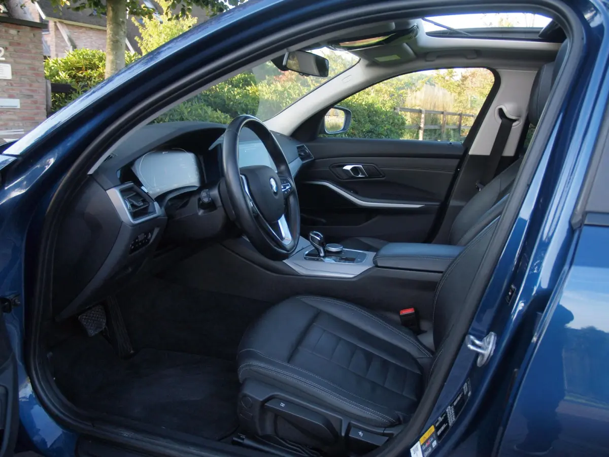 330e eDrive Touring 292 PK | plug-in Hybride | Leder interieur | Panoramadak | Camera | Apple Carplay |