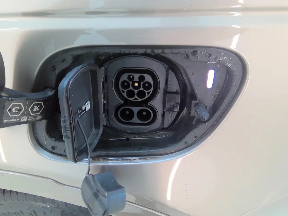 P300e 1.5 R-Dynamic SE+Led+Vol-leder+Navigatie+Camera = ORIG/NL = ZEER NETJES !!
