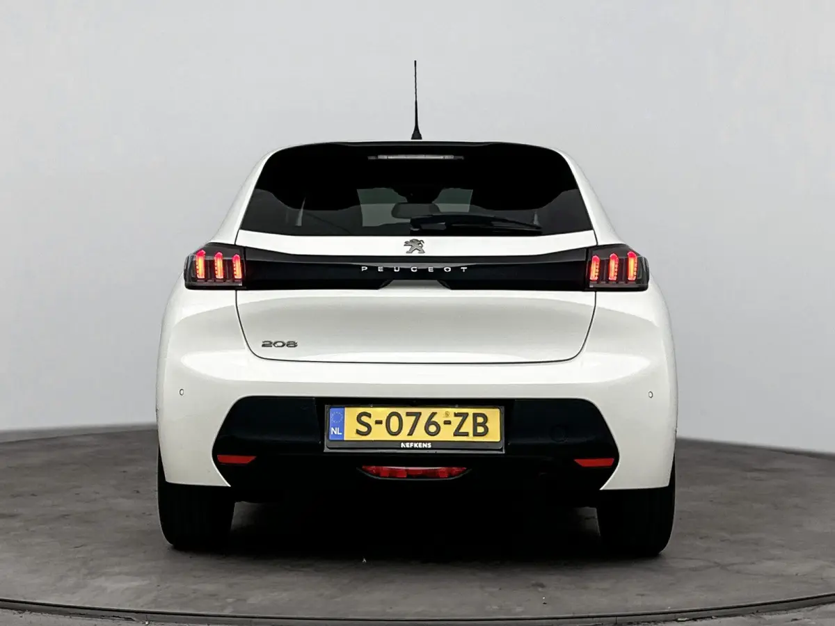 1.2 100pk Allure Pack | Automaat | Camera | Climate control | Lichtmetalen velgen | Apple CarPlay / Android Auto |