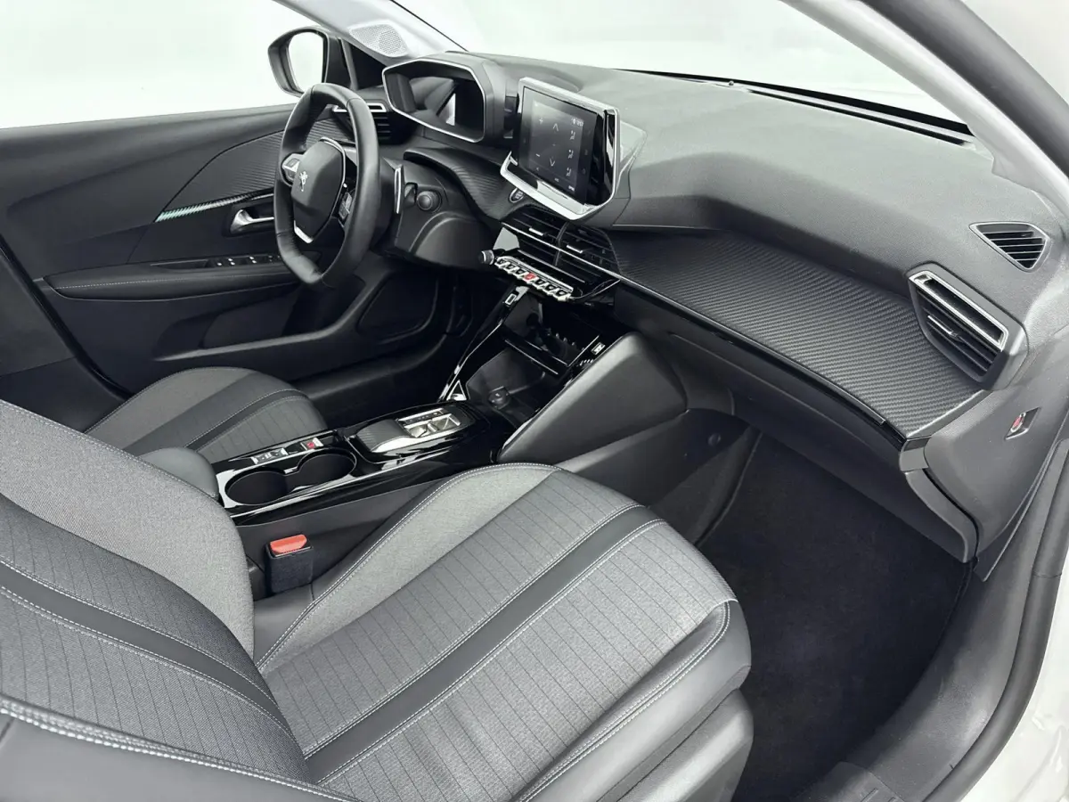 1.2 100pk Allure Pack | Automaat | Camera | Climate control | Lichtmetalen velgen | Apple CarPlay / Android Auto |