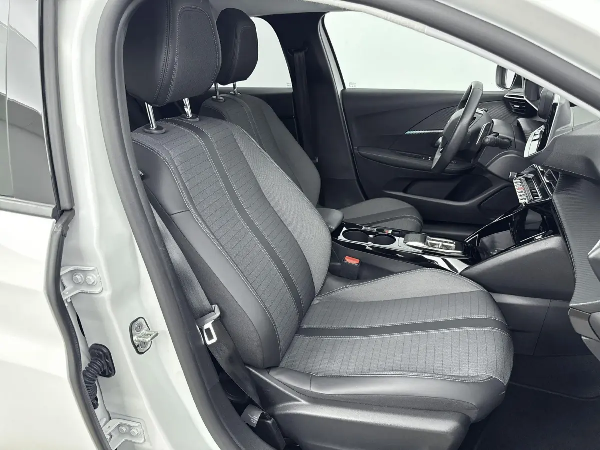 1.2 100pk Allure Pack | Automaat | Camera | Climate control | Lichtmetalen velgen | Apple CarPlay / Android Auto |