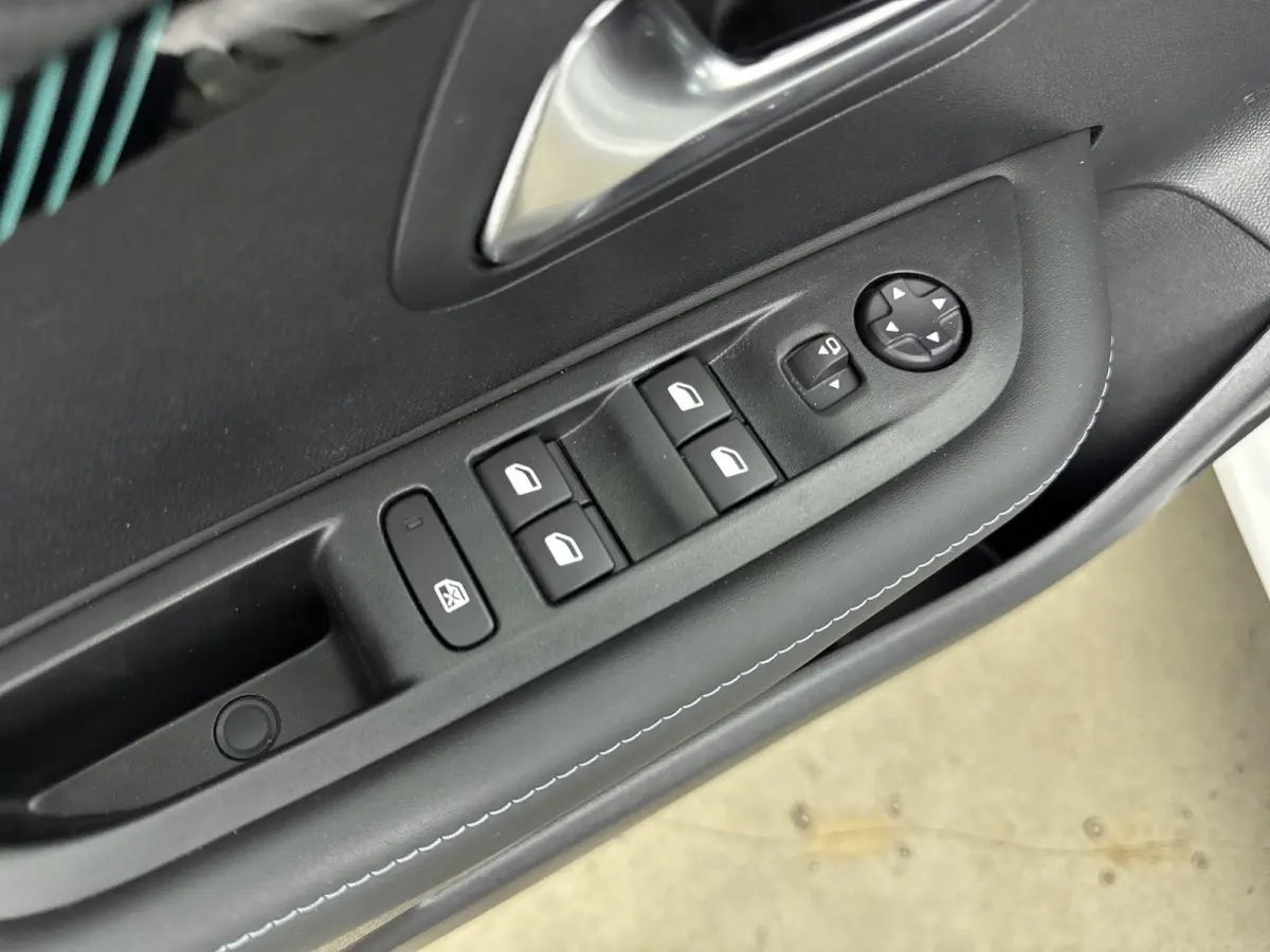 1.2 100pk Allure Pack | Automaat | Camera | Climate control | Lichtmetalen velgen | Apple CarPlay / Android Auto |