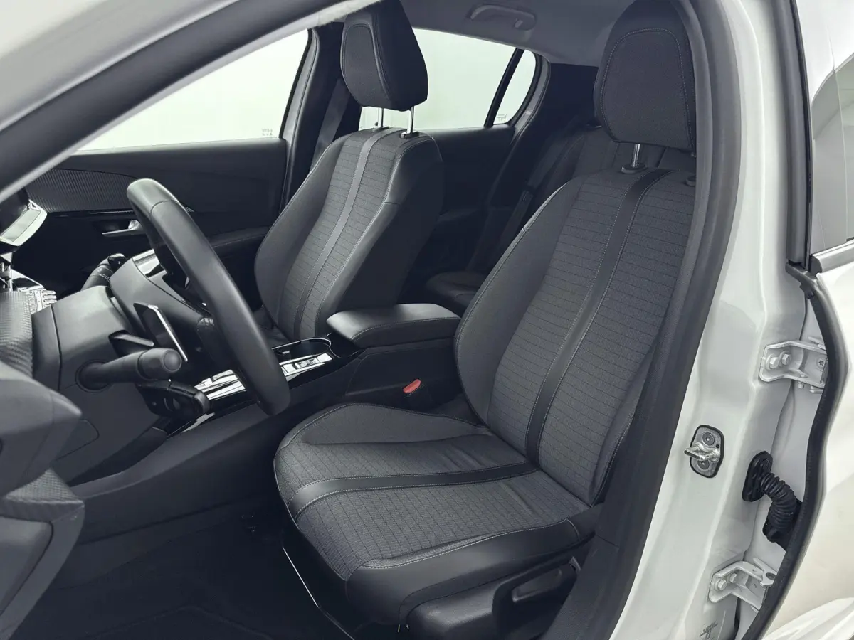 1.2 100pk Allure Pack | Automaat | Camera | Climate control | Lichtmetalen velgen | Apple CarPlay / Android Auto |