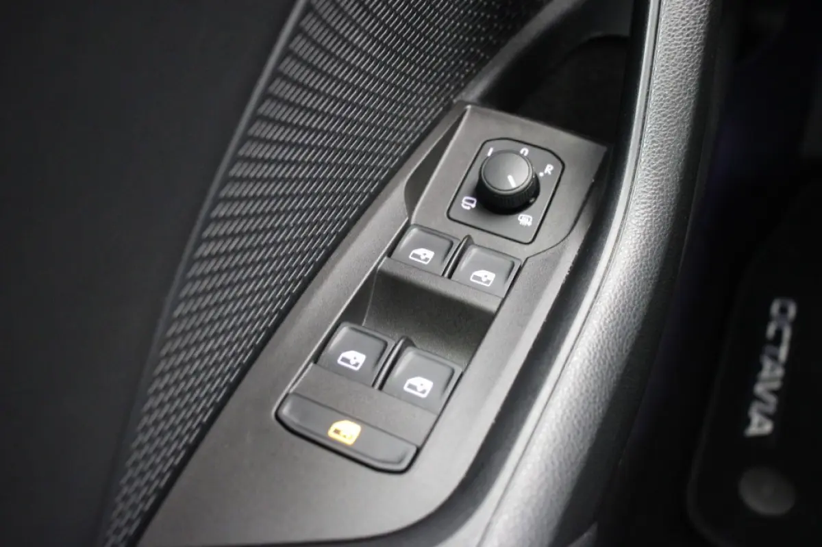 1.0 e-TSI Business Edition Plus - Panorama, Stoelverw. Afn. Trekhaak