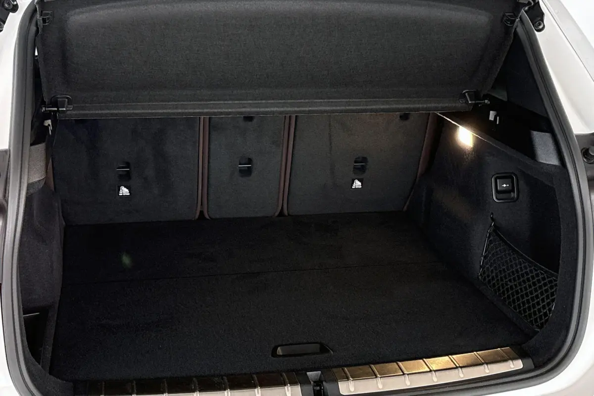 sDrive20i VDL Nedcar Edition Trekhaak Head-Up Sportstoelen Stoelverwarming Camera