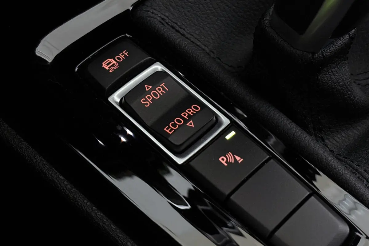 sDrive20i VDL Nedcar Edition Trekhaak Head-Up Sportstoelen Stoelverwarming Camera