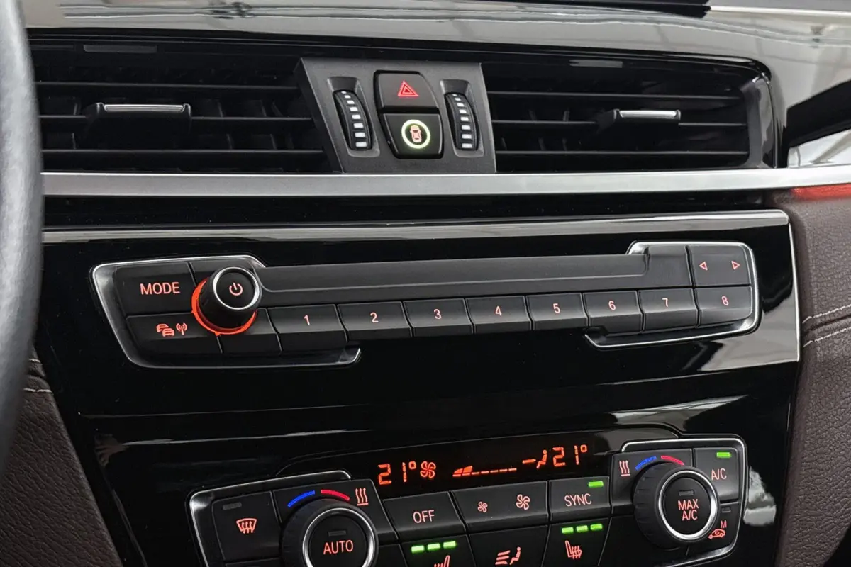 sDrive20i VDL Nedcar Edition Trekhaak Head-Up Sportstoelen Stoelverwarming Camera
