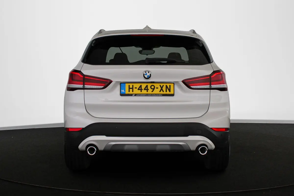sDrive20i VDL Nedcar Edition Trekhaak Head-Up Sportstoelen Stoelverwarming Camera
