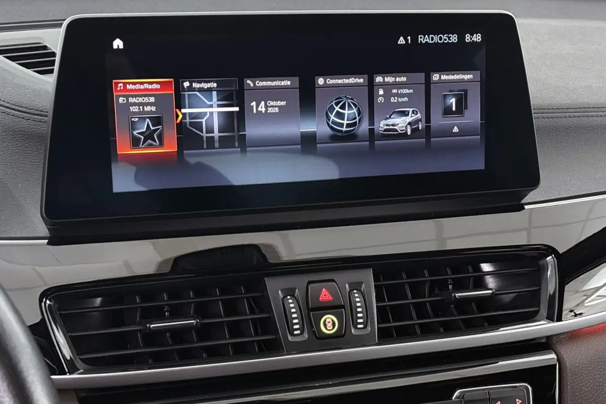 sDrive20i VDL Nedcar Edition Trekhaak Head-Up Sportstoelen Stoelverwarming Camera